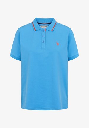 Ljusblått polo-shirt i bomull med ribbad krage med röda detaljer. Treknapplåsning och liten broderad logotyp på bröstet.
