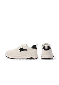 Klobige weiße Sneakers mit schwarzen Akzenten, ausgestattet mit einem strukturierten Lederobermaterial, Schnürverschluss und einer dicken, geriffelten Gummisohle.