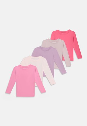 Cinq t-shirts à manches longues avec col rond en rose, rose clair, lavande, beige clair et rose vif, disposés en rangée décalée sur fond blanc.
