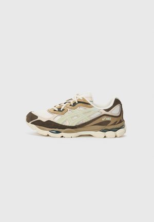 Baskets de course ASICS beige et marron avec une tige en mesh et en daim, semelle rembourrée et logo de la marque sur le côté et le talon.