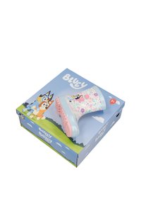 Botte de pluie pastel pour enfant avec imprimé fleur et personnage de dessin animé, posée sur une boîte bleue avec deux chiens animés et le texte "Bluey".
