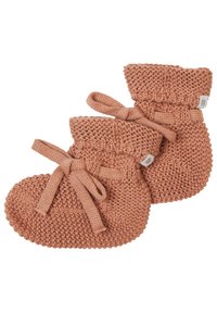 Gebreide babybooties in zachte rozenkleur, met een ronde neus en een opgerolde boord met een strikdetail. Textuur, met gelijkmatige stiksels overal.