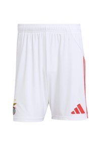 Weiße Sportshorts mit roten Seitenstreifen, elastischem Bund, Taschen und einem Teamlogo auf dem linken Bein sowie einem Detail mit drei Streifen.