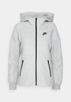 Nike kapuutsiga sviiter helesinises, millel on ees lukuga tõmblukk, kaks külgtaskut lukkudega ja must logo vasakul rinnal.