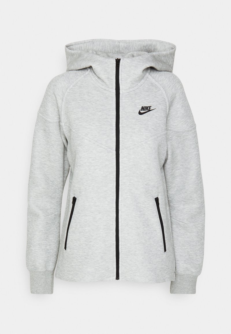 Nike Kapuzenpullover in Hellgrau mit einem vorderen Reißverschluss, zwei seitlichen Reißverschlusstaschen und einem schwarzen Logo auf der linken Brust.