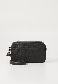 Borsa in pelle intrecciata nera con forma rettangolare, dettagli in zip dorata e tracolla regolabile. Texture liscia e design minimalista.