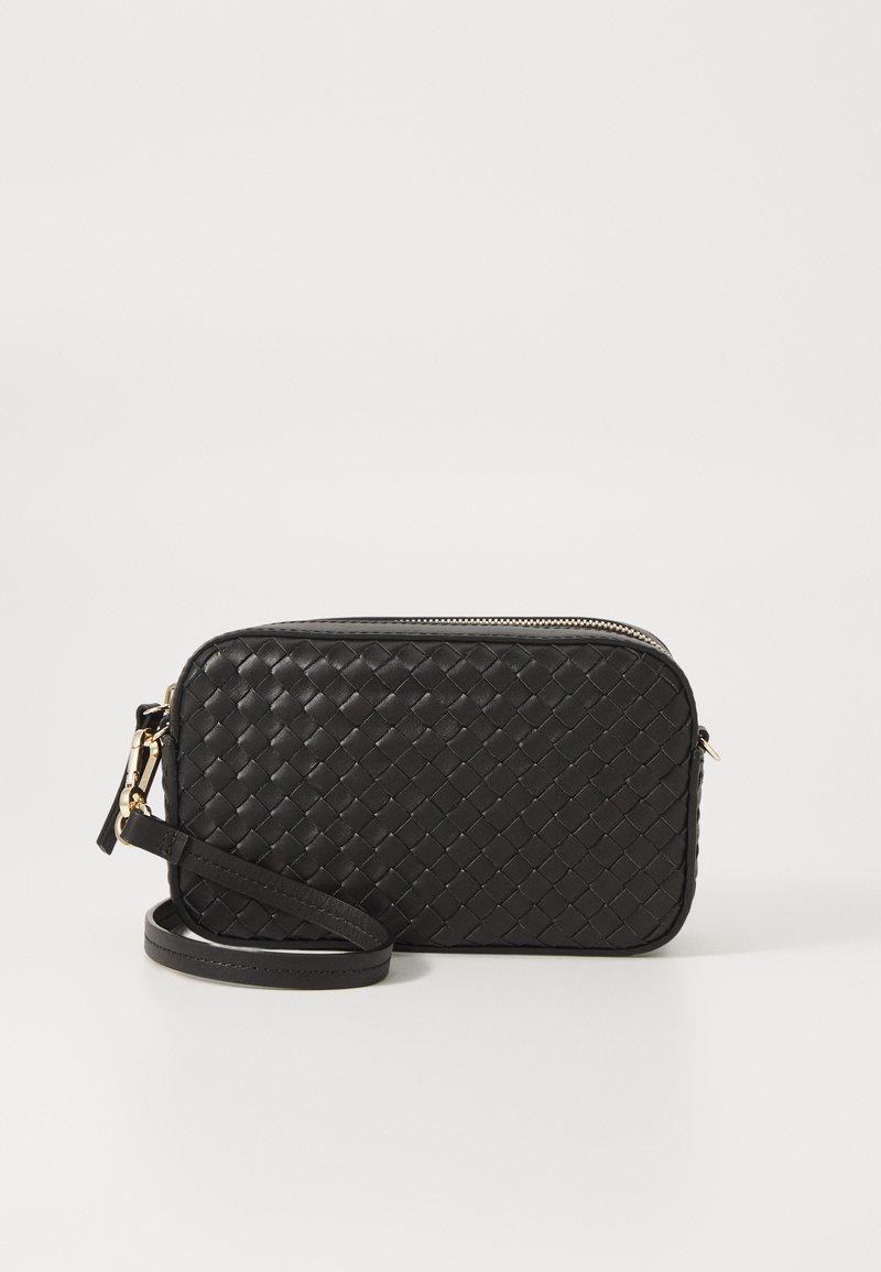 Borsa in pelle intrecciata nera con forma rettangolare, dettagli in zip dorata e tracolla regolabile. Texture liscia e design minimalista.