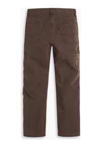 Pantalons cargo en coton brun avec une coupe droite, deux poches arrière et une poche latérale. Dotés de coutures renforcées et de discrètes accents en métal.