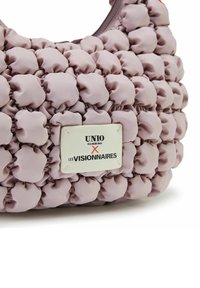 Borsa in tessuto di lavanda con texture e design puffoso. Presenta un'etichetta di marca bianca rettangolare con testo nero in evidenza.
