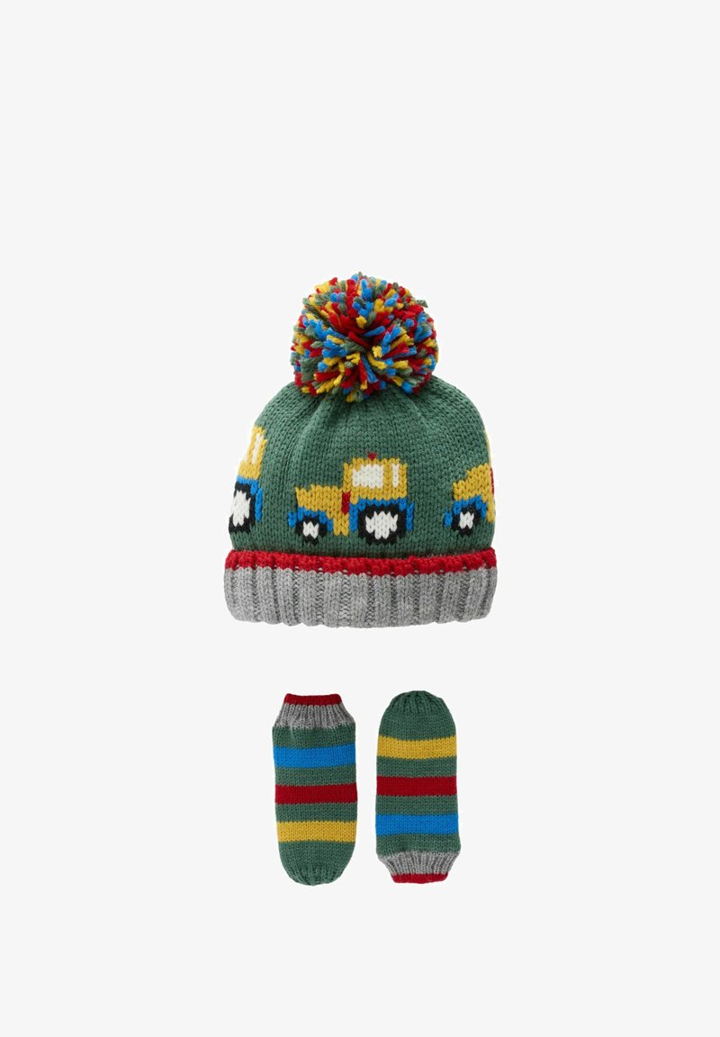Grüne Strickmütze mit mehrfarbigem Pompon, verziert mit gelben und blauen Traktoren. Kombiniert mit zwei gestreiften Armwärmern in Grün und mehreren Farben.