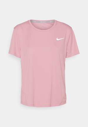 Hellrosa Nike-Lauf-T-Shirt mit kurzen Ärmeln, Rundhalsausschnitt und weißem Nike-Swoosh-Logo auf der linken Brust.