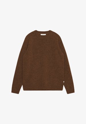 Pull en laine marron avec un col rond, des bords-côtes aux poignets et à l'ourlet. Texture douce, design classique, arborant un logo minimaliste sur l'ourlet.