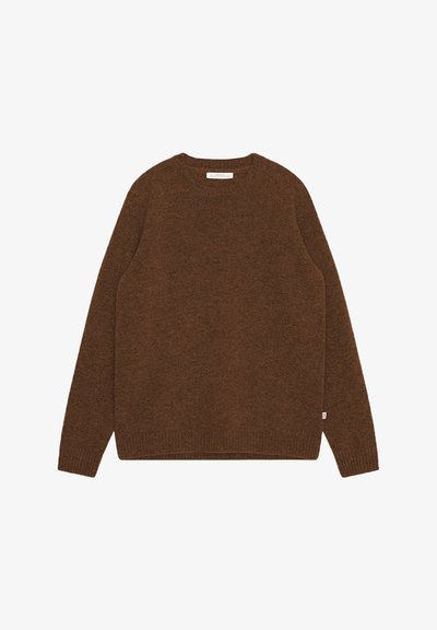Brauner Wollpullover mit Rundhalsausschnitt, gerippten Bündchen und Saum. Weiche Textur, klassisches Design mit minimalem Branding am Saum.