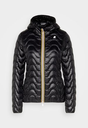 Doudoune noire avec une texture matelassée ondulée, capuche et fermeture éclair jaune contrastante. Comprend un logo sur le côté supérieur gauche.