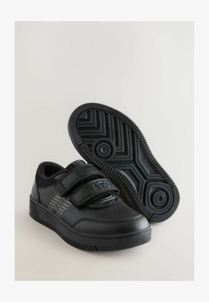 Črne superge z Velcro trakovi, gladek usnjen zgornji del, texturirana gumijasta podplat z zigzag vzorcem in blagovno znamko ob strani.