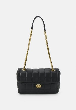 Sac à main en cuir matelassé noir avec lanière chaîne dorée et fermoir à verrouillage tournant, forme rectangulaire, conçu pour être porté à l'épaule.