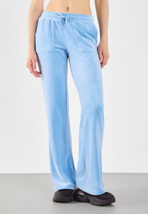 Pantaloni azzurri chiari in velluto con vita regolabile, due tasche frontali e una vestibilità ampia che si allarga leggermente alla base.