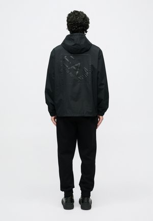 TRAIN LOGO SERIES OVERSIZE LOGO JACKET - Overgangsjakke - black beauty