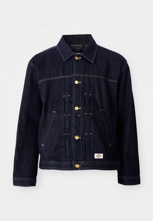 Donkerblauwe denim jas met een knoopsluiting aan de voorkant, twee zijzakken en gouden knopen. Beschikt over zichtbare stiksels en een klassieke kraag.
