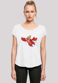 Camiseta blanca de manga corta con un diseño colorido de langosta en estilo cartoon. Textura suave, corte relajado, con un cuello redondeado y un branding sutil.