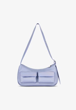 Vaalean lilac käsilaukku, jossa on sileä pinta, kaareva muoto, kaksi etutaskua ja pitkä säädettävä hihna. Vetoketjusuljenta hopeasomisteilla.