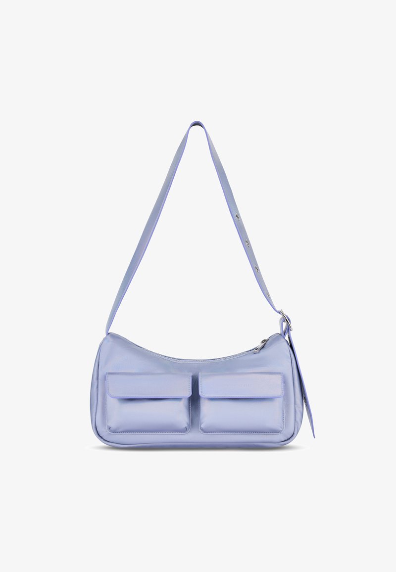 Geantă de umăr de culoare violet deschis, cu o textură netedă, formă curbată, două buzunare frontale și o curea lungă reglabilă. Închidere cu fermoar și accente argintii.