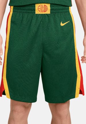 Grüne Basketball-Shorts mit gelb-roten Seitenstreifen, einem gelben Nike-Logo auf der rechten Seite und einem gelben Schriftzug mit rotem Basketballsymbol am Bund.