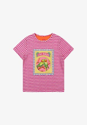 Korte mouw roze gestreept T-shirt met een centrale "Love Birds" afbeelding met twee groene vogels op een gele achtergrond. Materiaal van katoen.