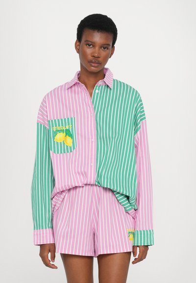 Stribet skjorte og shorts sæt i pink og grøn, med et citron design på lommen. Fremstillet af letvægtsstof med en afslappet pasform.