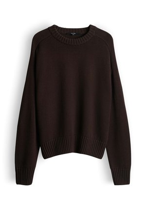 Donkerbruin gebreide trui met een ronde hals, geribbelde manchetten en zoom. Heeft een losse pasvorm en een gestructureerd patroon over het geheel.