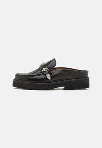 Mocasini din piele neagră, cu slip-on, accentuați cu detalii din metal argintiu, cu vârf rotunjit, talpă groasă din cauciuc negru cu profil, având detalii cusute de-a lungul marginilor.