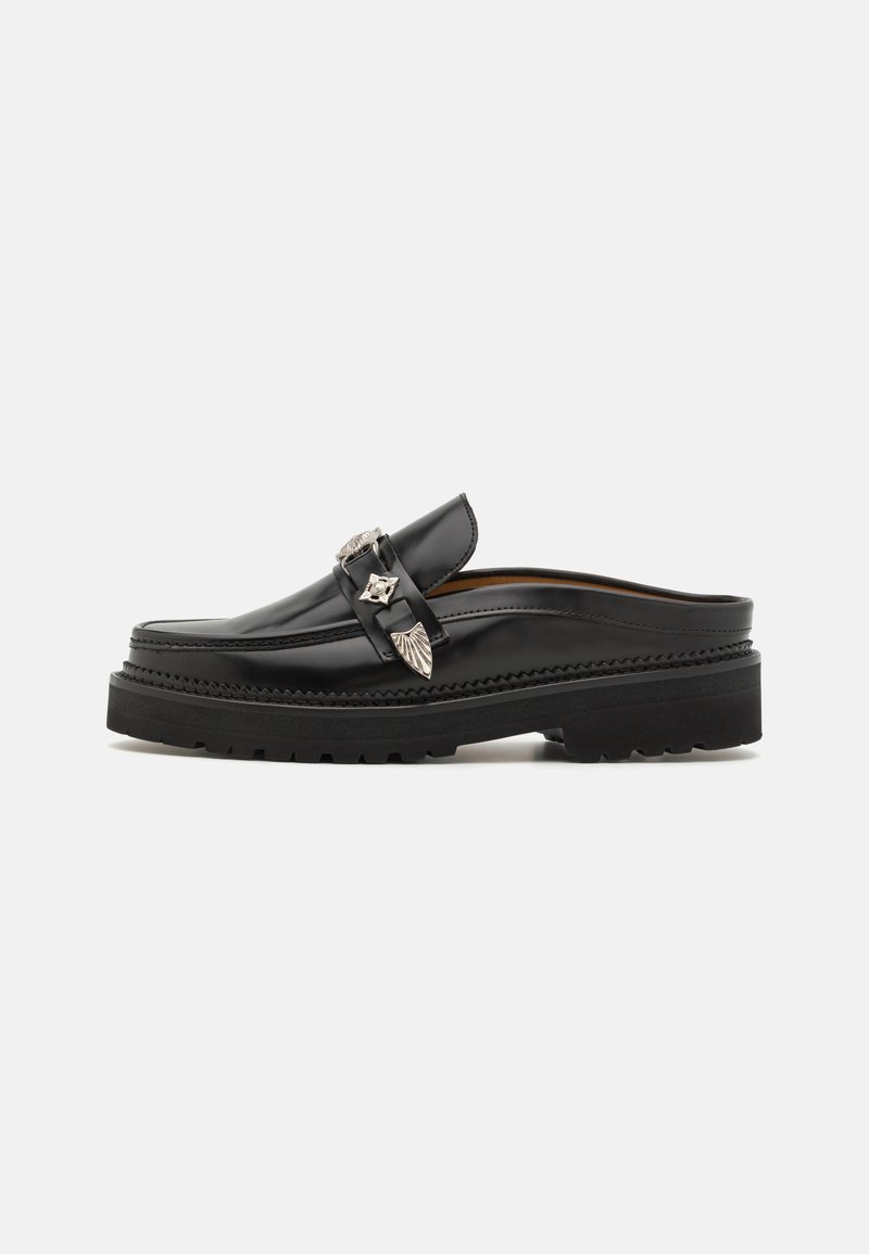 Mocasini din piele neagră, cu slip-on, accentuați cu detalii din metal argintiu, cu vârf rotunjit, talpă groasă din cauciuc negru cu profil, având detalii cusute de-a lungul marginilor.