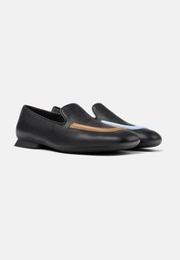 Scarpe slip-on in pelle nera con un design di accento marrone e blu chiaro, punta rotonda e tacco basso per una silhouette snella.