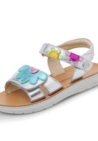 Sandali metallici argento con design floreali in blu, rosa e giallo, dotati di cinturini regolabili e suola leggera con texture.