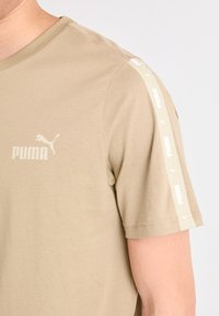 Puma TAPE TEE - Camiseta estampada - oak branch