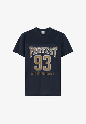 Marineblå kortærmet net-T-shirt med "PROTEST 93" tryk, kombineret med beige shorts og grå sneakers med hvide detaljer og sokker.