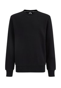 Črna hoodica iz mehkega materiala, z klasičnim okroglim ovratnikom, rebrastimi manšeti in pasom, z diskretnim blagovnim detajlom znotraj ovratnika.