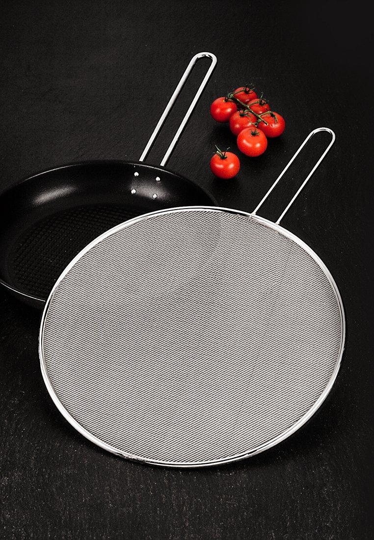 Edelstahl-Mesh-Sieb mit kreisförmigem Design und zwei Griffen, neben einer schwarzen Pfanne und einer Gruppe von roten Kirschtomaten platziert.