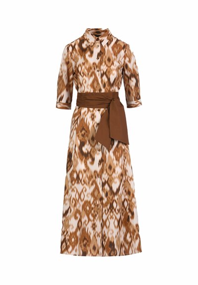 Braun-weiß gemustertes langes Kleid mit 3/4-Ärmeln, Knopfleiste vorne, Kragen und breiter einfarbiger brauner Taillenschleife.