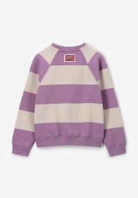 Sweatshirt rayé violet et crème avec un col et des poignets en côtes ; présente une étiquette portant "The Cool Club" à l'arrière.
