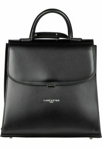 Sac à main en cuir noir avec un design structuré, une poignée supérieure et une fermeture à rabat. Présente un logo métallique et des détails de couture subtils.