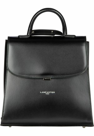 Sac à main en cuir noir avec un design structuré, une poignée supérieure et une fermeture à rabat. Présente un logo métallique et des détails de couture subtils.