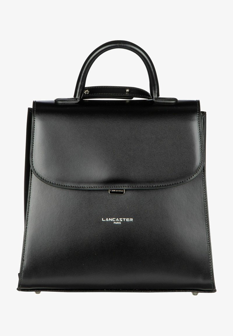 Sac à main en cuir noir avec un design structuré, une poignée supérieure et une fermeture à rabat. Présente un logo métallique et des détails de couture subtils.