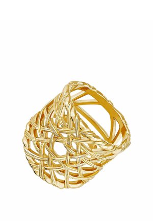 Anillo ancho de oro con un diseño enrejado abierto formado por bandas entrelazadas y retorcidas, que crea una apariencia texturizada de tejido de cesta.