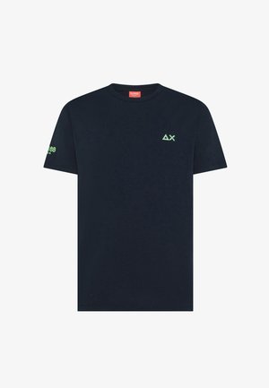 T-shirt nera a maniche corte con collo rotondo, con piccolo logo triangolo verde e croce sul petto a sinistra e scritta verde "SUN68" sulla manica sinistra.