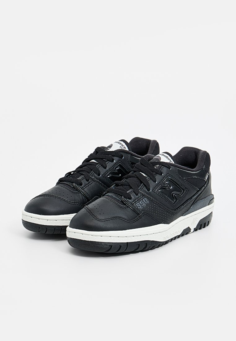 Schwarze Leder-Sneaker mit niedrigem Profil, ausgestattet mit einer weißen Gummisohle, strukturierten Akzenten und einem Schnürdesign.
