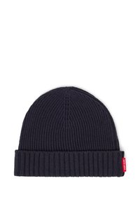 Granatowa czapka z prążkowanej dzianiny z podwiniętym brzegiem i małą czerwoną metką po boku. Miła w dotyku tekstura i dopasowany krój.