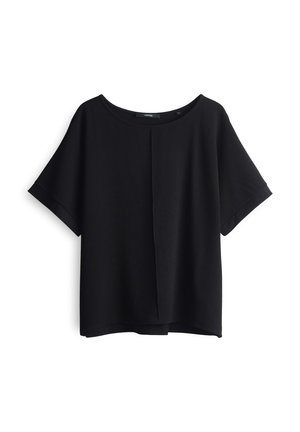 Haut noir à manches courtes en tissu léger, avec un col rond et un design minimaliste avec un détail de couture frontale en diagonale.