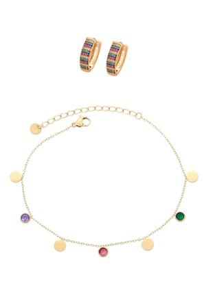 Złote kolczyki koła z rzędami wielokolorowych kamieni w połączeniu z delikatną złotą bransoletką łańcuszkową z okrągłymi zawieszkami i wielokolorowymi kamieniami szlachetnymi.