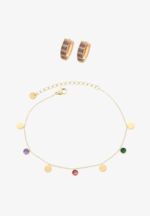 Boucles d'oreilles créoles en or avec des rangées de pierres multicolores, associées à un bracelet chaîne en or délicat orné de pendentifs circulaires et de pierres précieuses multicolores.